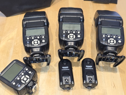 Mehr Informationen zu "Blitzset Yongnuo YN560-TX 3x Speedlite YN560 III 2x RF-603C II"